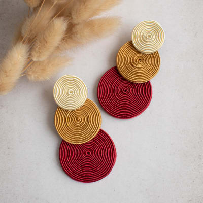 Aros Tres círculos rojo oscuro, dorado y vainilla1