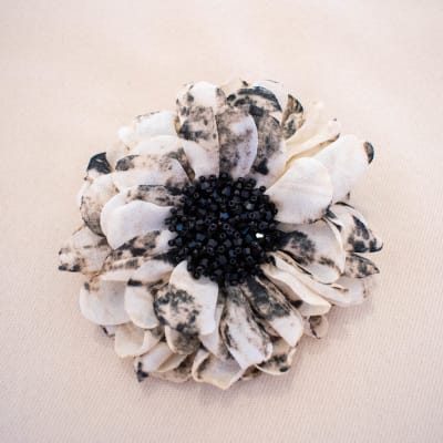 Traba flor crema y negro1