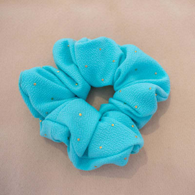Scrunchie turquesa con puntitos dorados1