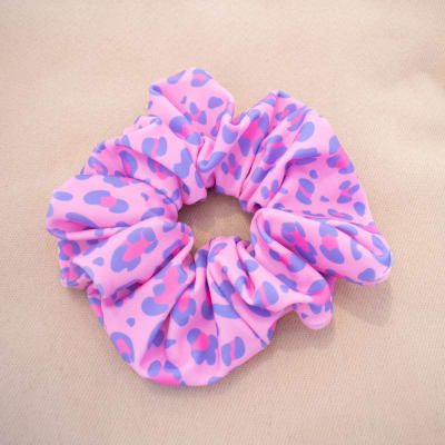 Scrunchie rosado y animal print lila1