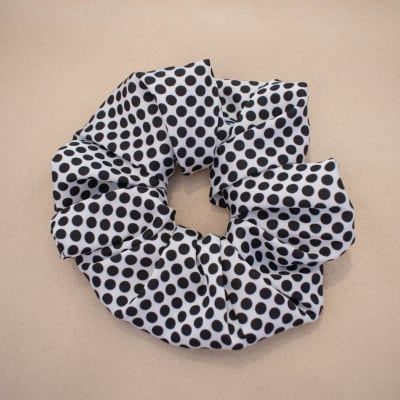Scrunchie blanco y puntos negros1
