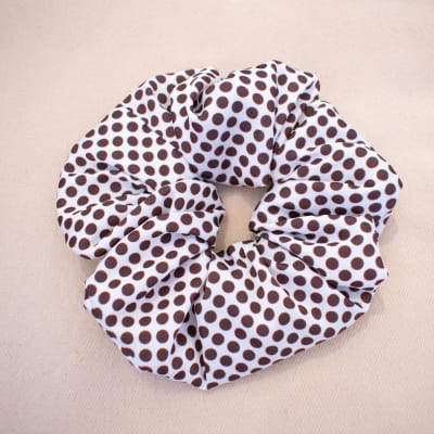 Scrunchie blanco y puntos cafés1