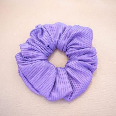 Scrunchie lila claro líneas brillantes1