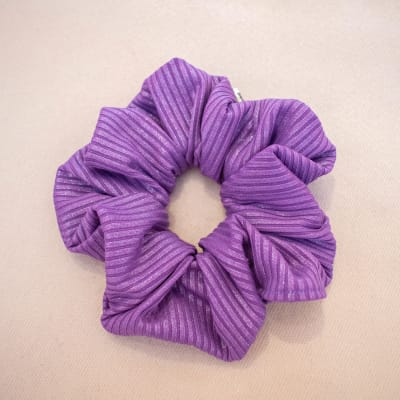 Scrunchie lila oscuro líneas brillantes1