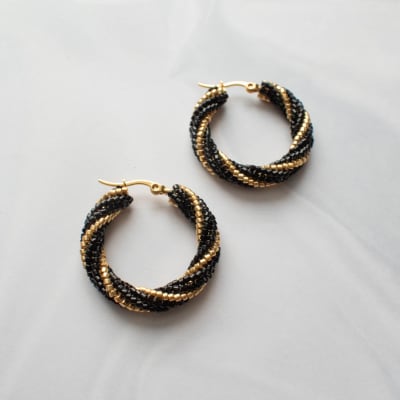 Aros Candongas espiral negro y dorado1