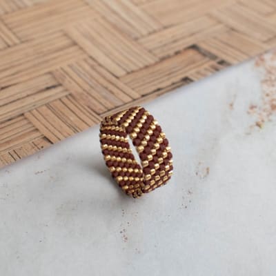 Anillo Líneas diagonal café y dorado1