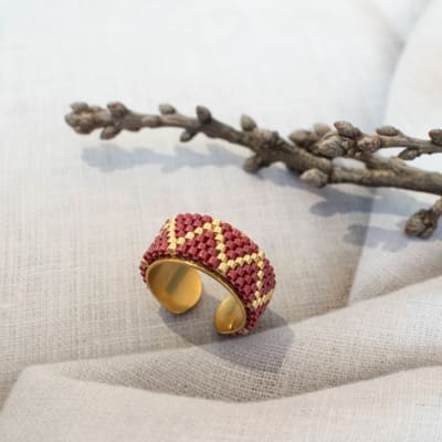 Anillo Ajustable ZigZag rojo oscuro y dorado1