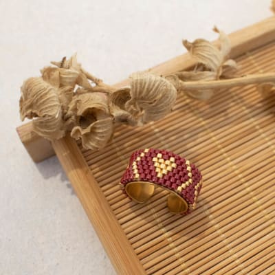 Anillo Ajustable Corazón tribal rojo oscuro y dorado1