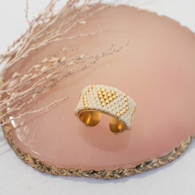 Anillo Ajustable Corazón tribal beige y dorado1