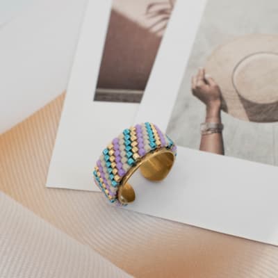 Anillo Ajustable Líneas Diagonal esmeralda, lila y dorado1