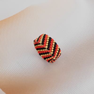 Anillo Líneas Diagonal negro, rojo y dorado1
