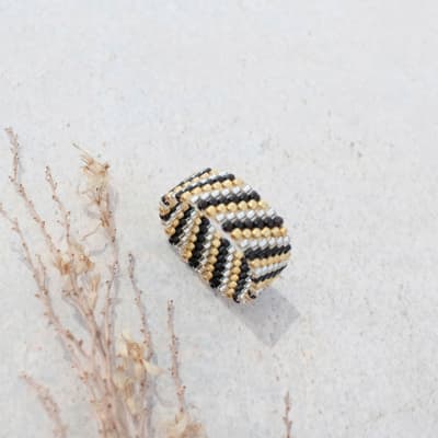 Anillo Líneas Diagonal negro, dorado y transparente1