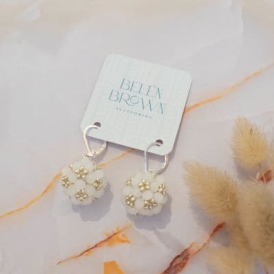 Aros Esfera corta blanco y plateado1