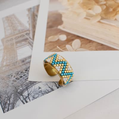 Anillo ajustable Amazonas blanco, esmeralda y dorado1