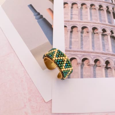 Anillo ajustable ZigZag verde tornasol y dorado1