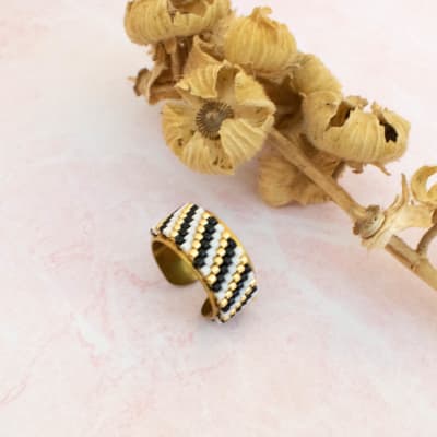 Anillo ajustable líneas diagonal negro, blanco y dorado1