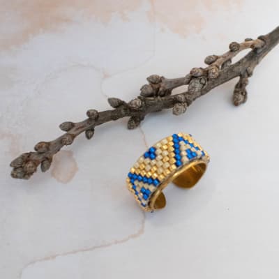 Anillo ajustable Lyon azul, beige y dorado1