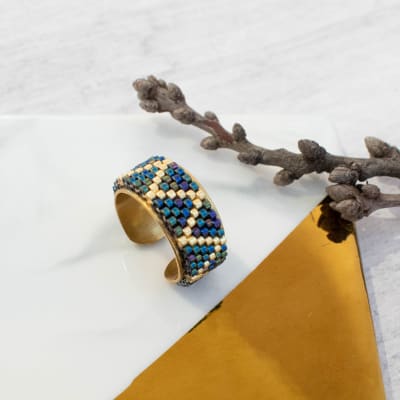 Anillo ajustable ZigZag azul tornasol y dorado1