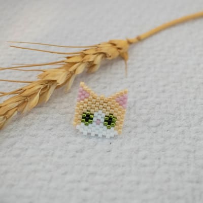 Pin Gato beige1