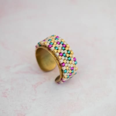 Anillo ajustable mix magenta, esmeralda y dorado1