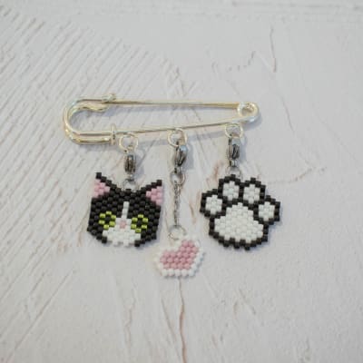 Prendedor Gato blanco y negro1