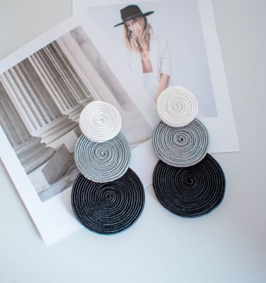 Aros Tres círculos blanco, gris y negro1