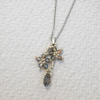 Collar Flor con gota gris1