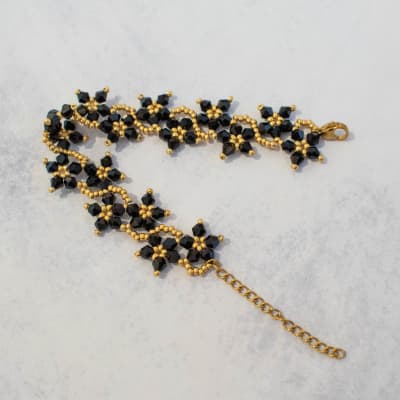 Pulsera Flores negro y dorado1