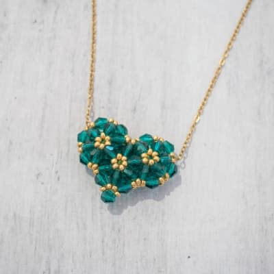 Collar Corazón 3D esmeralda y dorado1