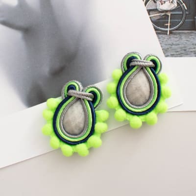 Aros Mini Pompom verde flúor1