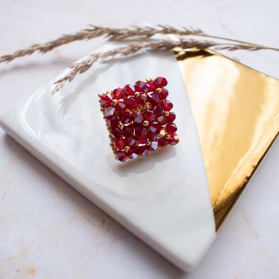 Anillo cuadrado rojo y dorado1