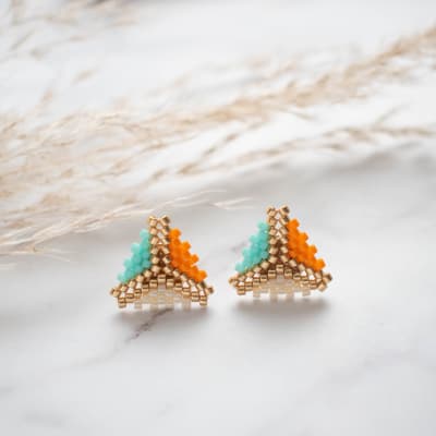 Aros Triángulo miyuki naranjo, turquesa y beige1