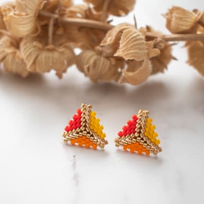 Aros Triángulo miyuki rojo, naranjo y amarillo1