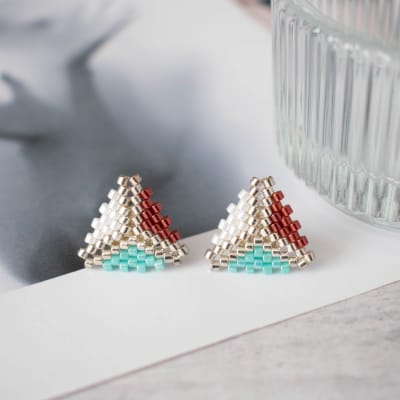 Aros Triángulo miyuki burdeo, turquesa y blanco1