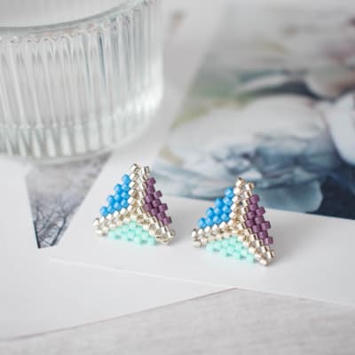 Aros Triángulo miyuki turquesa, azul y morado1