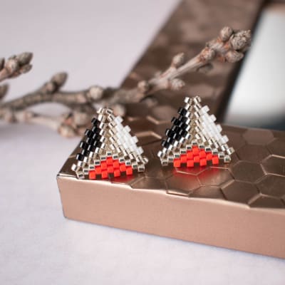 Aros Triángulo miyuki rojo, negro y blanco1