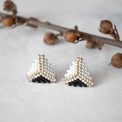 Aros Triángulo miyuki negro, blanco y gris1