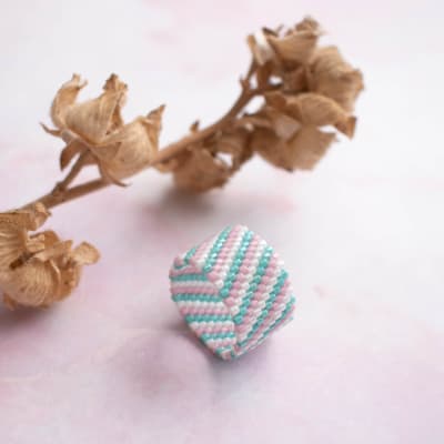 Anillo Maxi Líneas diagonal pastel1