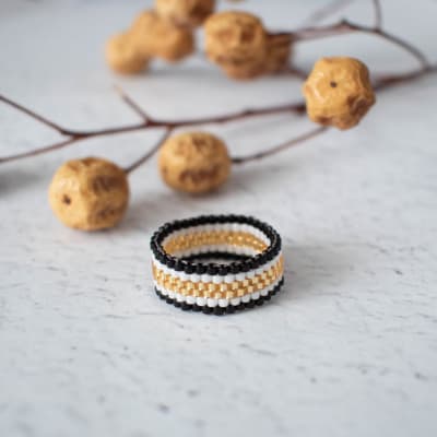 Anillo Cintas negro, dorado y blanco1