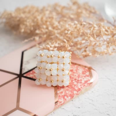 Anillo cuadrado blanco y dorado1