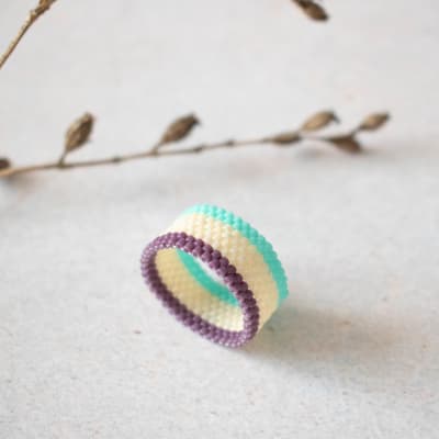 Anillo Tres cintas morado, beige y turquesa1