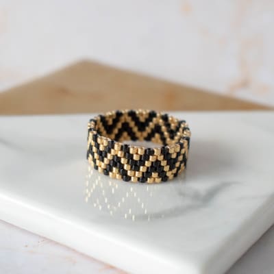 Anillo ZigZag negro y dorado1