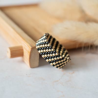 Anillo Líneas diagonal negro y dorado1