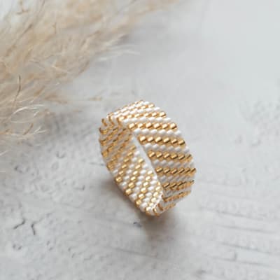Anillo Líneas diagonal blanco y dorado1