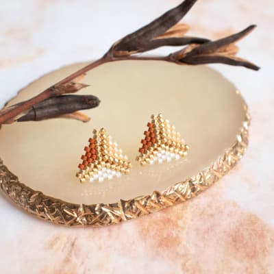 Aros Triángulo miyuki café, beige y blanco1