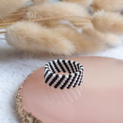 Anillo Líneas diagonal blanco y negro1