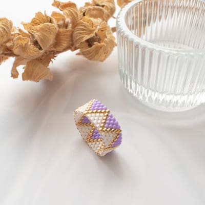 Anillo ZigZag lila y blanco1