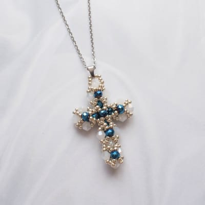 Collar Cruz blanco y azul1