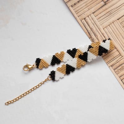 Pulsera “Corazones tricolor” negro, dorado y blanco1