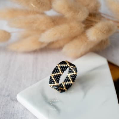 Anillo ZigZag simple negro y dorado1
